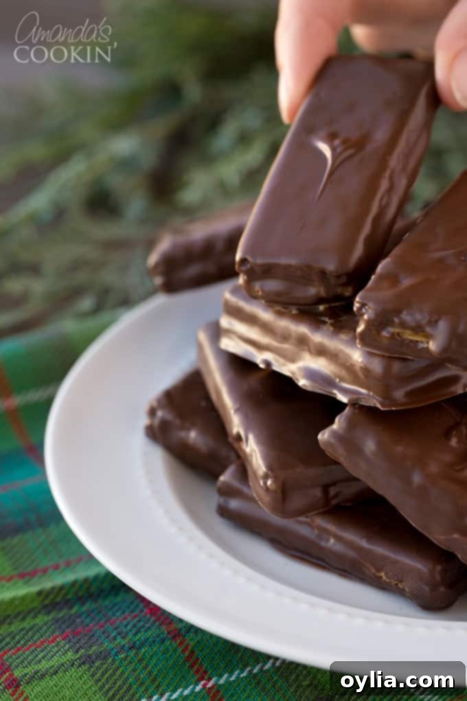 Peanut butter and chocolate lovers and going to go crazy for these super easy to make homemade candy bars. Great for snack or gift giving! #chocolate #candy #desserts #homemade #homemadecandy #candybars #nobake #peanutbutter #valentinesday #peanutbutterdesserts Homemade candy bars on plate