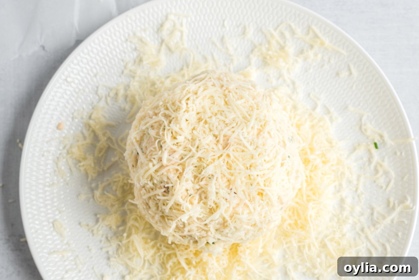 mozzarella cheese on gouda cheeseball