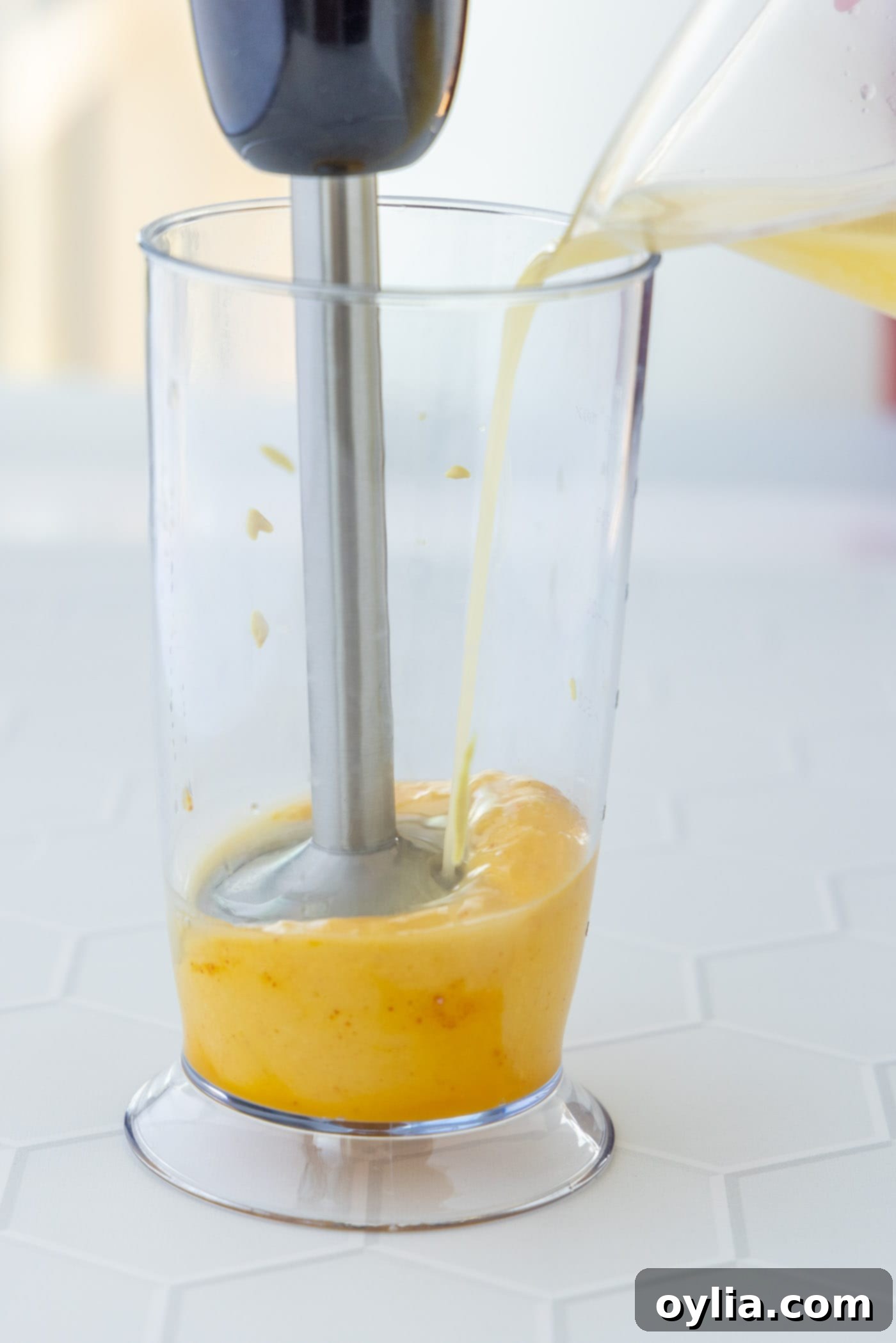 blitzing hollandaise sauce in immersion blender
