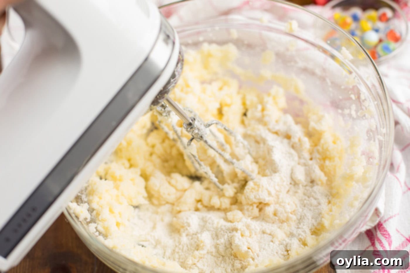 Hand mixer blending cupcake batter together