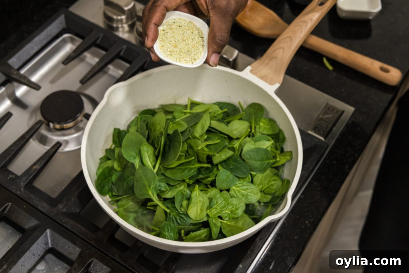 seasoning spinach leaves with garlic salt