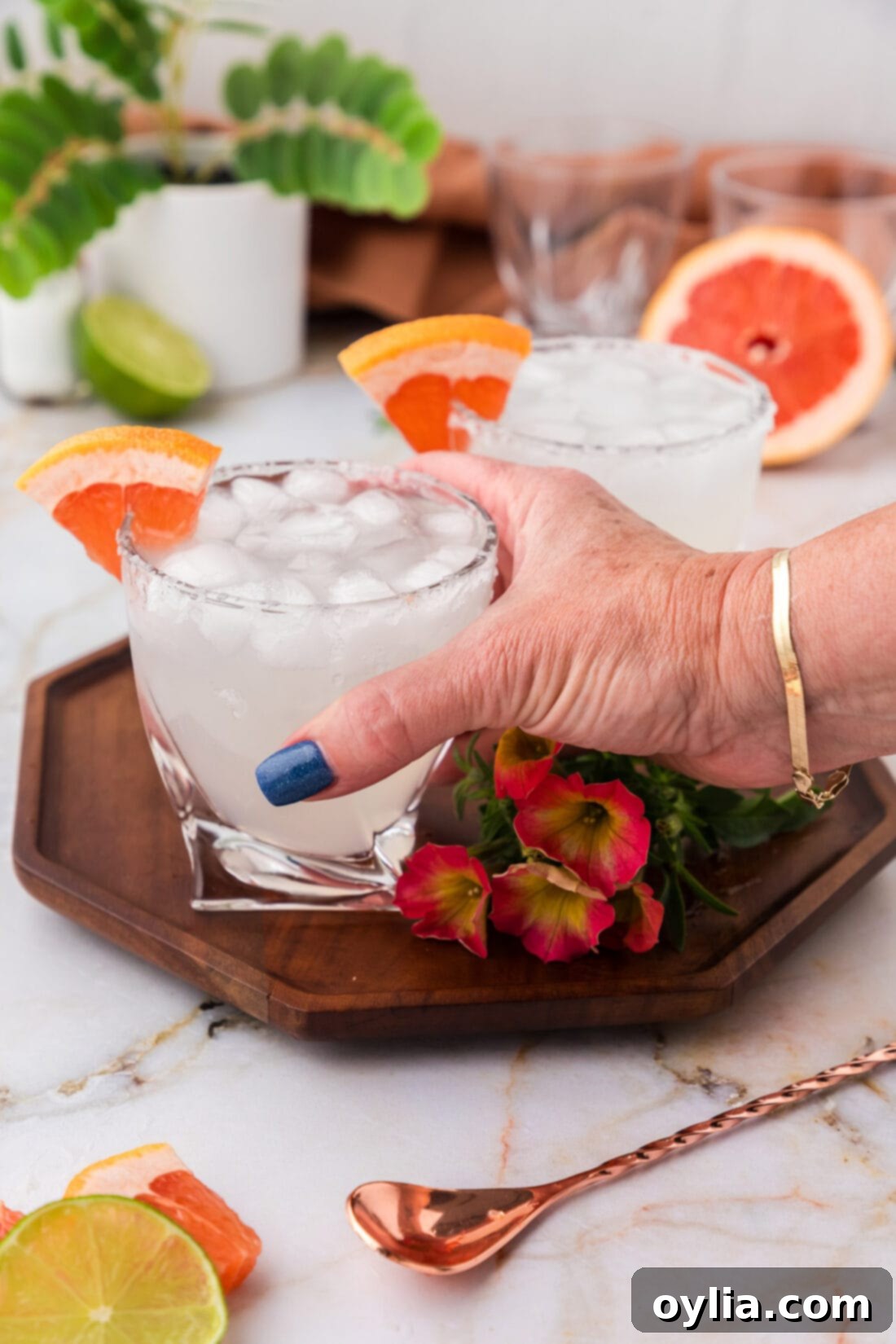 Hand grabbing a Paloma