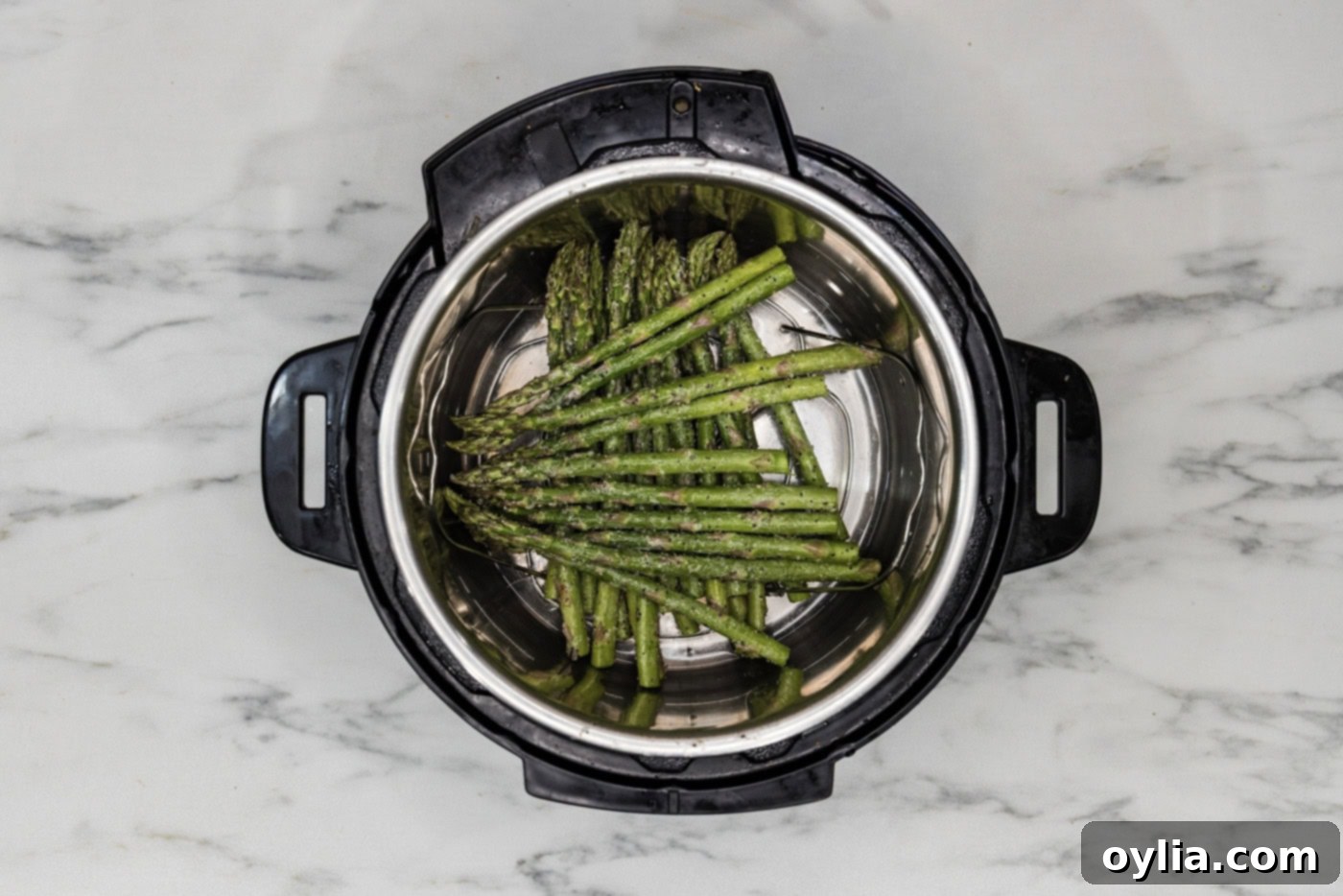 Tender-Crisp Instant Pot Asparagus 8 cooked asparagus in the instant pot